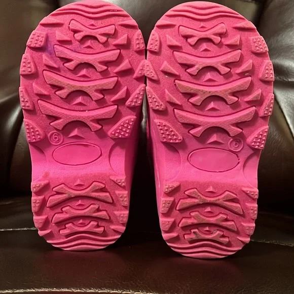 Gently used lined snow boots. - Picture 3 of 5